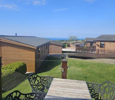 Mullacott House | 3-Bed Ocean View Lodge - Parking & Terrace