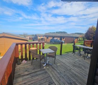 Mullacott House | 3-Bed Ocean View Lodge - Parking & Terrace