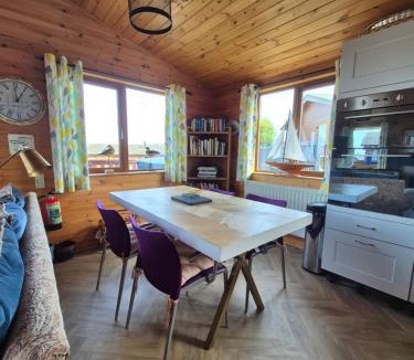 Mullacott House | 3-Bed Ocean View Lodge - Parking & Terrace