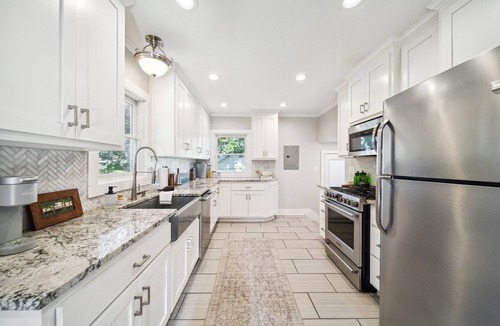 Cherry Street House | 3 bed, office, hot tub, 2 min to Cherry St