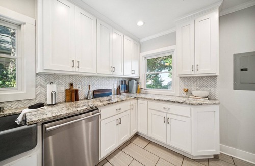 Cherry Street House | 3 bed, office, hot tub, 2 min to Cherry St
