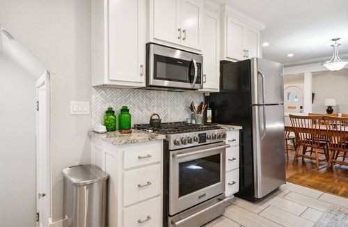Cherry Street House | 3 bed, office, hot tub, 2 min to Cherry St