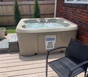 Cherry Street House | 3 bed, office, hot tub, 2 min to Cherry St