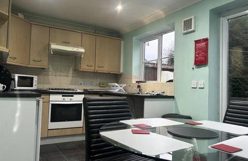 Oldbury House | 3 Bed - Sleeps 5 - Pets - Private Parking