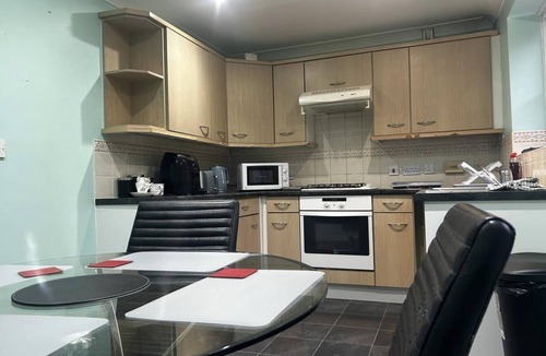 Oldbury House | 3 Bed - Sleeps 5 - Pets - Private Parking