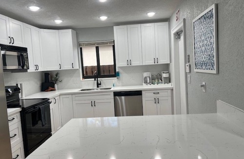 Hollywood Hills House | 3 Bed - Sleeps 6 - Free Parking - 5 Mins to Beach