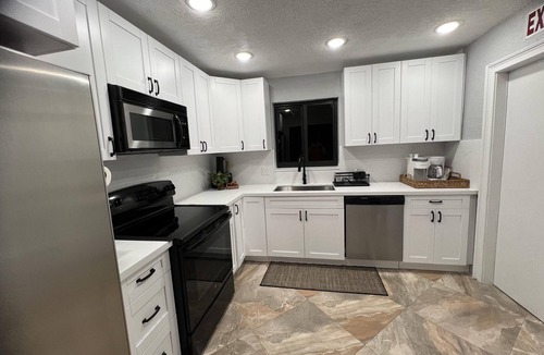 Hollywood Hills House | 3 Bed - Sleeps 6 - Free Parking - 5 Mins to Beach