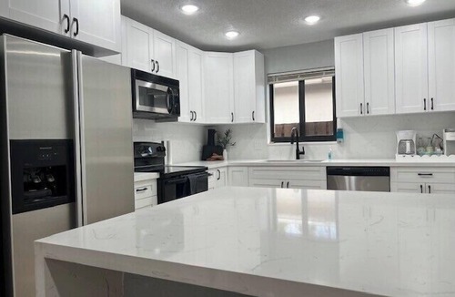 Hollywood Hills House | 3 Bed - Sleeps 6 - Free Parking - 5 Mins to Beach