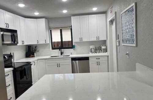 Hollywood Hills House | 3 Bed - Sleeps 6 - Free Parking - 5 Mins to Beach