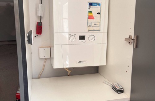 Tilehurst House | 3 Bed Spacious Home with Heated Pool