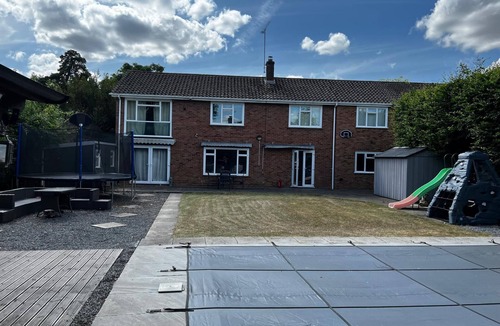 Tilehurst House | 3 Bed Spacious Home with Heated Pool