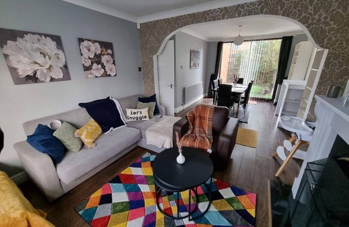 Droylsden House | 3 Bed Spacious House with Parking