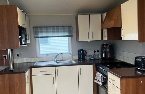 Seasalter Ski Chalet | 3 bed Stunning Caravan Situated nr Whitstable