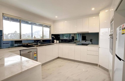 Tascott House | 3 Bed Tranquil Terrace with View