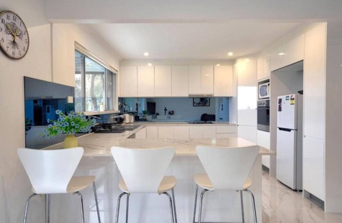 Tascott House | 3 Bed Tranquil Terrace with View