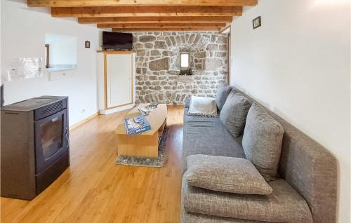 Essertines-en-Chatelneuf House | 3 Bedroom Cozy Home In Essertines-En-Châtelne