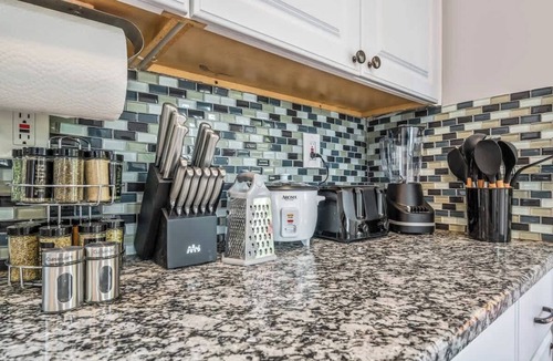 Irvington House | 3 bedroom 1 bath house-Free Parking-10 min to EWR.