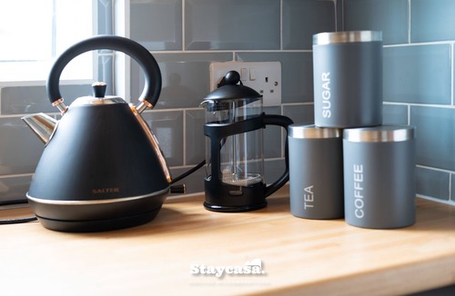 Wythenshawe House | 3 Bedroom, 1 Bathroom Apartment with Parking