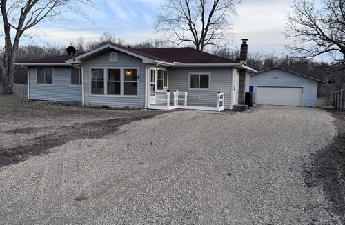 West Plains House | 3 Bedroom 1 Large Bath, w/Fenced Back Yard!n3 Miles from West Plains!