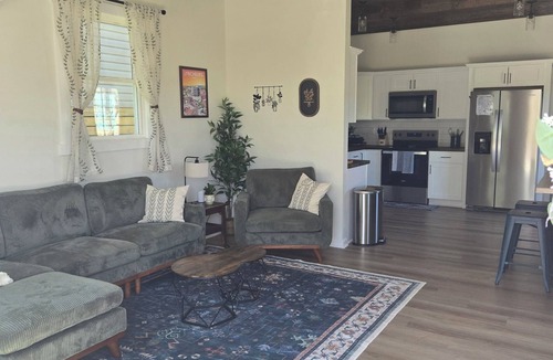 Peakland House | 3-bedroom, 2.5 bath bungalow beside the James River