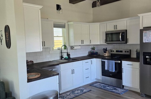 Peakland House | 3-bedroom, 2.5 bath bungalow beside the James River