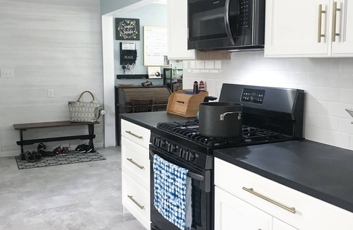 Neenah House | 3 bedroom 2.5 bath fully renovated quiet home for EAA