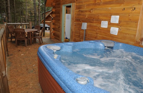 Blue Jay Cabin | 3 Bedroom 2 Bath Cabins (Beaver, WV)