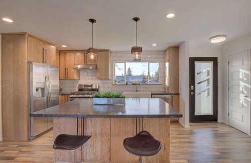 Grants Pass House | 3 Bedroom, 2 Bath, Clean, Bright, Modern Space, in a Quite, Modest Neighborhood