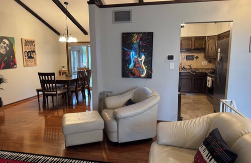 Newark House | 3-bedroom 2 bath House Featuring a Music Theme Decor