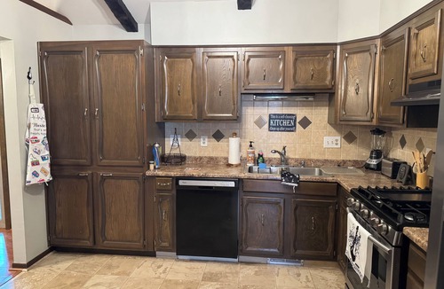 Newark House | 3-bedroom 2 bath House Featuring a Music Theme Decor