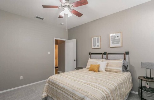 Roanoke House | 3 Bedroom 2 Bath Professionally Hosted