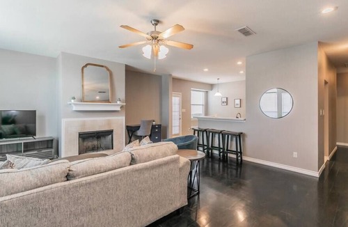 Roanoke House | 3 Bedroom 2 Bath Professionally Hosted