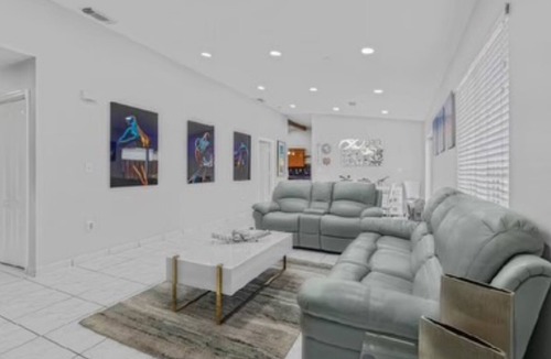 Kendall West House | 3 Bedroom 2 Bath with Pool in Miami