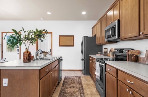 Kennewick House | 3 bedroom, 2 bath with fire pit and game room