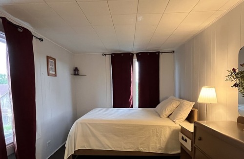 Stone Mills Cottage | 3 bedroom 2 bathroom Lakefront Farmhouse Cottage on White Lake