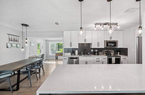 Venice Gardens House | 3-bedroom 2-bathroom! FREE Heated Pool! Close Beaches! Pet! CLEAN!