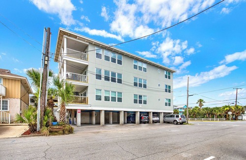 Tybee Island Villa | 3-bedroom 2 baths with Oceanview, 1st floor