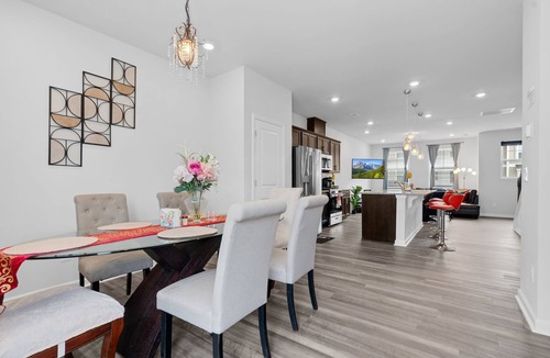 Durham House | 3-bedroom/3.5 bath near RDU/RTP with personal workspace,smart TVs, pool,dog park