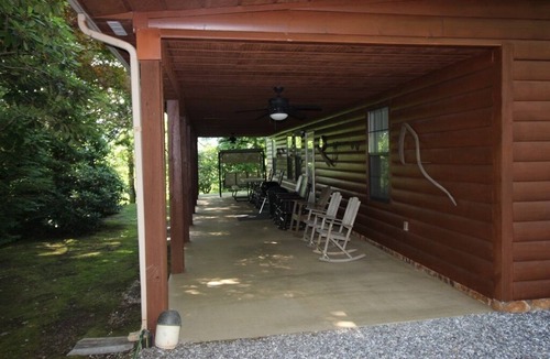 Qualla Cabin | 3-bedroom 3-bath cabin 6 minute drive to Harrah's Casino - 1 Gig internet