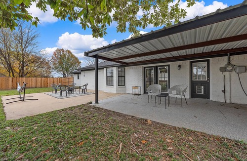 Woodway House | 3 Bedroom/3 Bathroom Home in Waco - Hammock, Firepit, Spacious Layout