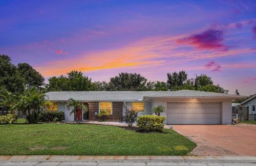 South Bradenton House | 3 bedroom, 6 beds, Heated Pool, Spa, BBQ, Fire Pit