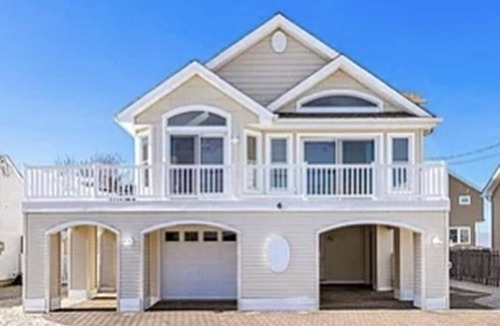 Paterson House | 3 bedroom accommodation in Beach Haven Gardens