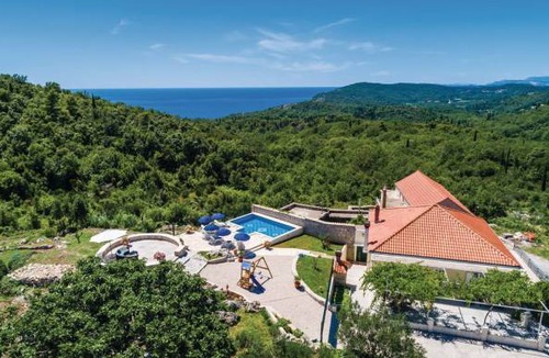 Popovici House | 3 bedroom accommodation in Radovcici