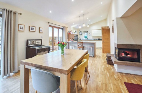 Sutton-in-Ashfield Cottage | 3 bedroom accommodation in Teversal