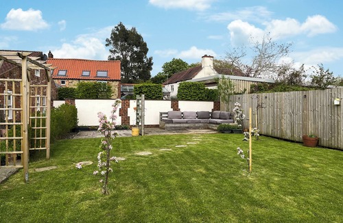 Sutton-in-Ashfield Cottage | 3 bedroom accommodation in Teversal