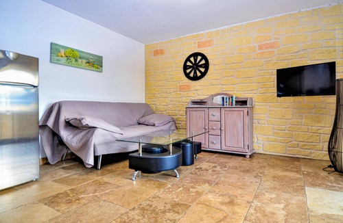 Saint-Hippolyte-de-Montaigu House | 3 bedroom accommodation in Flaux