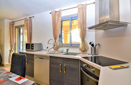 Saint-Hippolyte-de-Montaigu House | 3 bedroom accommodation in Flaux