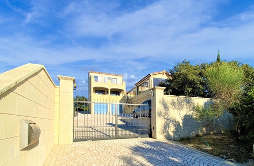 Saint-Hippolyte-de-Montaigu House | 3 bedroom accommodation in Flaux