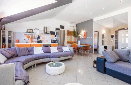Buzdohanj House | 3 bedroom accommodation in Cavle