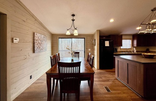 Cobden House | 3 Bedroom and 4 Bath Cabin with Hot Tub and Huge Deck - Next Door to Winery